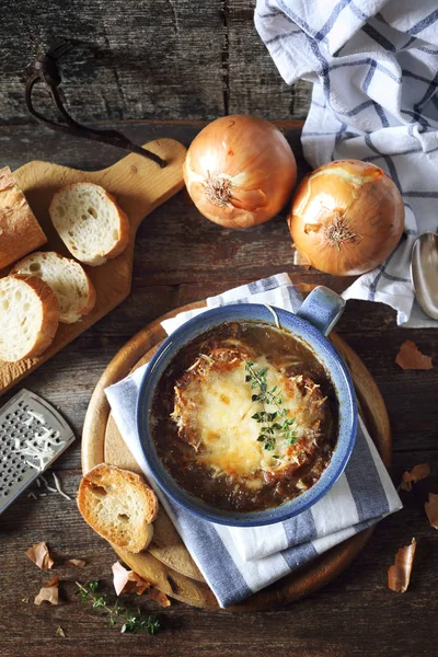 Французский луковый суп с багетом, деревенский стиль — стоковое фото