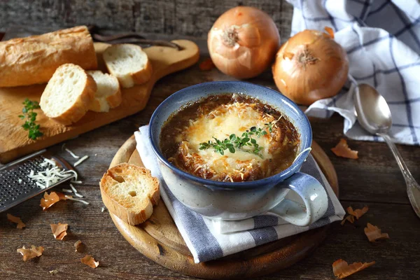 Zuppa di cipolle francesi con baguette, stile rustico — Foto Stock