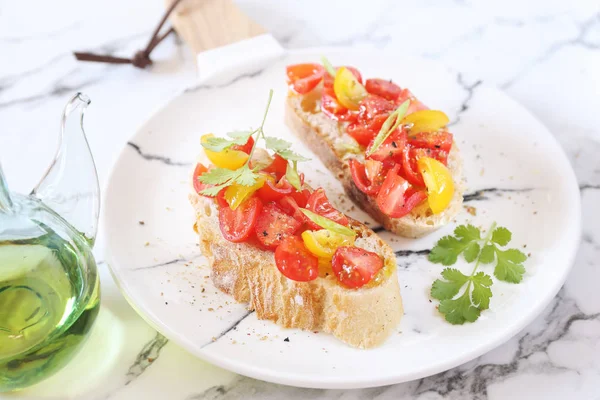 Aperitivo italiano. Bruschetta con tomates y aceite de oliva —  Fotos de Stock