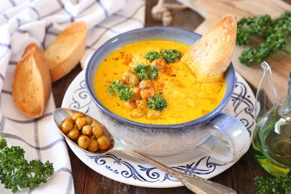Овочевий морквяний суп з нутом і смаженим багетом — стокове фото