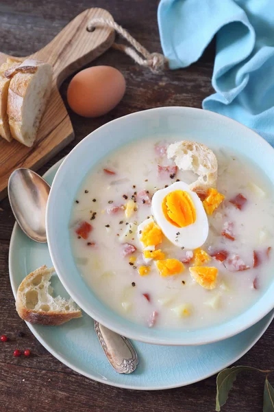 Poolse soep zurek. Zure soep met worst, aardappelen en eieren — Stockfoto