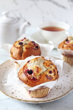 Üç yaban mersini kekler ve çay fincan 