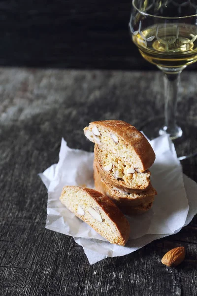 Italian cookies: almond cantuccini and glass of white wine — Stock Photo, Image