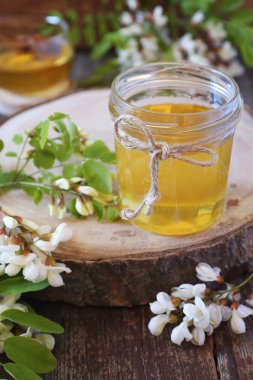 Akasya balı ve ahşap masada çiçek açan akasya