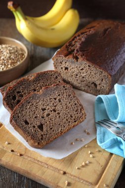 Karabuğday unundan tatlı muzlu ekmek dilimleri