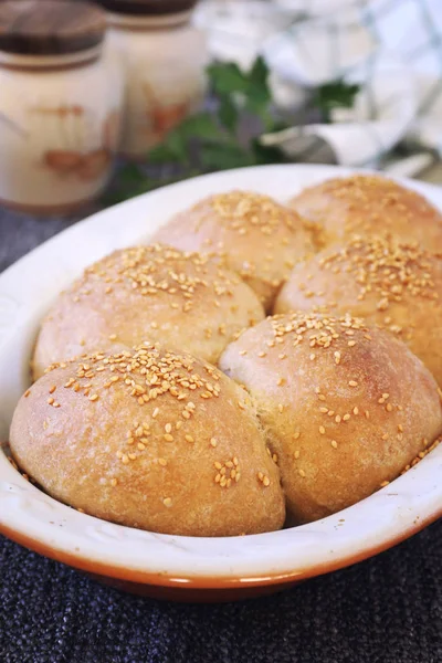 Pães de pão caseiros frescos com gergelim — Fotografia de Stock