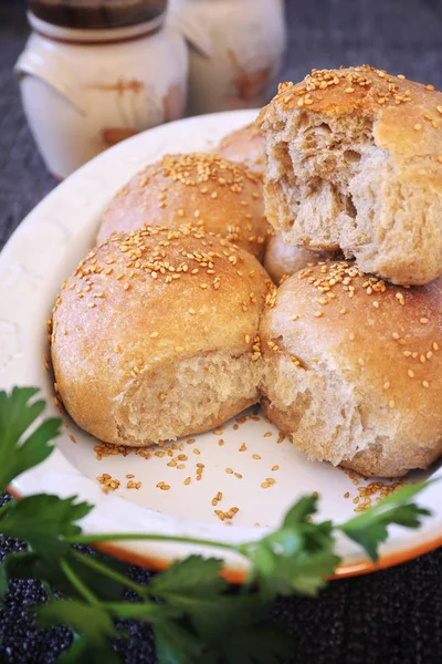 Pães de pão caseiros frescos com gergelim — Fotografia de Stock
