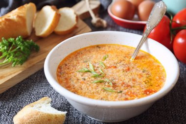 Stracciatella domates çorbası: maydanoz, yumurta ve parmesan peyniri