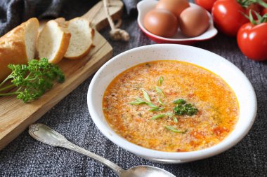 Stracciatella domates çorbası: maydanoz, yumurta ve parmesan peyniri