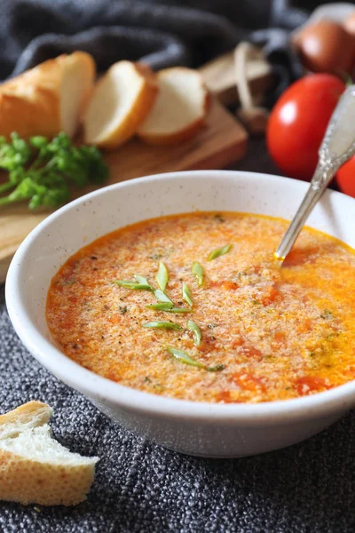 ストラッチャテッラトマトスープ:パセリ、卵、パルメザンチーズ — ストック写真