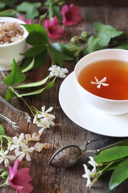 Dekoratif kompozisyon. Yasemin çayı ile romantik çay içme