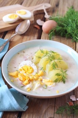  Sosisli, patates li ve yumurtalı ekşi çorba 