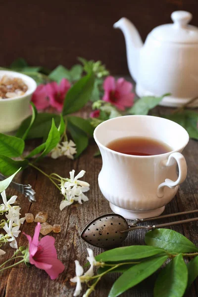 Composição decorativa. Chá romântico beber com chá de jasmim — Fotografia de Stock