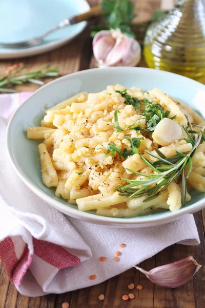 Penne pasta with red lentils, parsley and olive oil — Stock Photo, Image