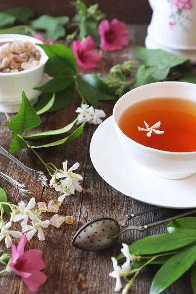 Dekoratif kompozisyon. Yasemin çayı ile romantik çay içme