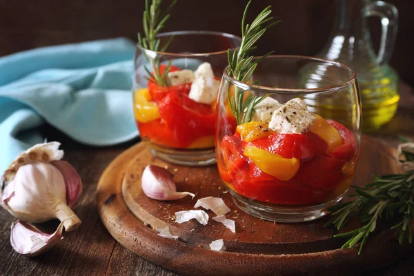 Salade de légumes : poivron tricolore rôti, deux verrines — Photo