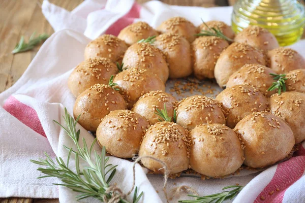 Bollos de pan de masa madre corona con guarnición de sésamo y aceite de oliva — Foto de Stock