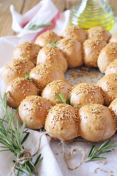 Bollos de pan de masa madre corona con guarnición de sésamo y aceite de oliva — Foto de Stock