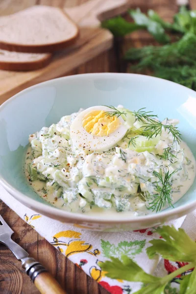 Вітамін легкий овочевий салат з кропом, селера, яйцями і грецькою — стокове фото