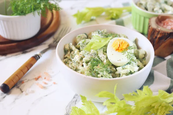 Вітамін легкий салат з кропом, селера, яйцями і грецьким йогуртом — стокове фото