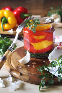 Kavanozda biber salatası turşusu ve malzemeler