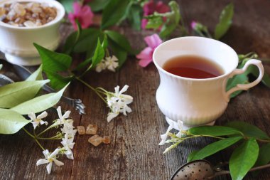 Vintage tarzı: romantik çay içme ile Yasemin çayı