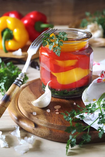 Salade de poivron mariné dans un bocal et ingrédients — Photo