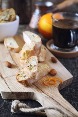 Portakal kabuğu ve kahve fincan ile Badem cantuccini