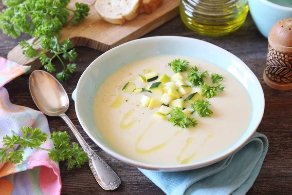 Цукіні овочевий вершковий суп, петрушка та оливкова олія — стокове фото