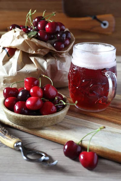 Bière artisanale aux fruits légers et cerise, style rustique — Photo