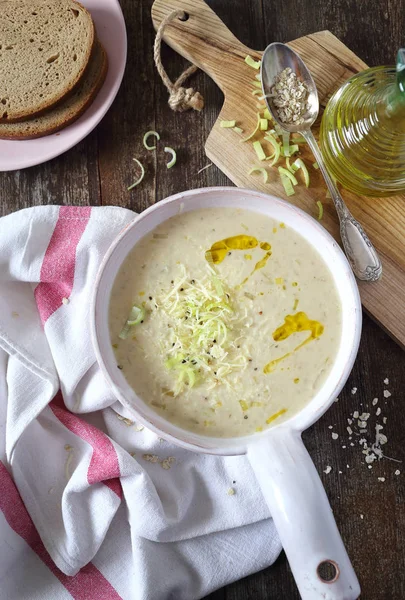 Hafersuppe mit geriebenem Käse und Lauch — Stockfoto