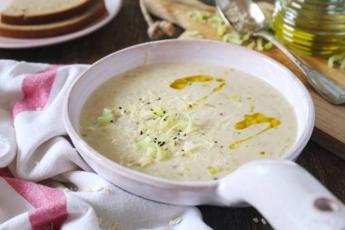 Rendelenmiş peynir ve pırasa ile yulaf çorbası 
