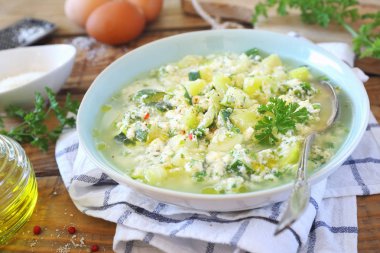 İtalyan stracciatella kabak çorbası: maydanoz, yumurta ve peynir
