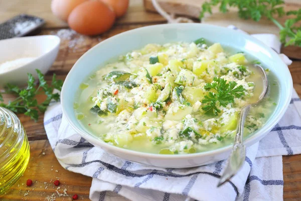 Soupe italienne de courgettes stracciatella : persil, œufs et fromage — Photo