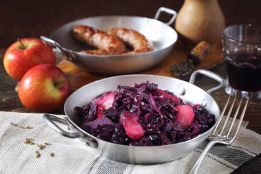 Haşlanmış kırmızı lahana ve elma. Kızarmış sosis ler için süsle