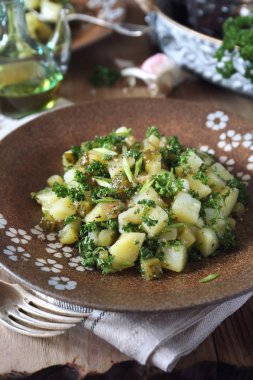 Salatalık turşusu, maydanoz ve zeytinyağı ile patates salatası