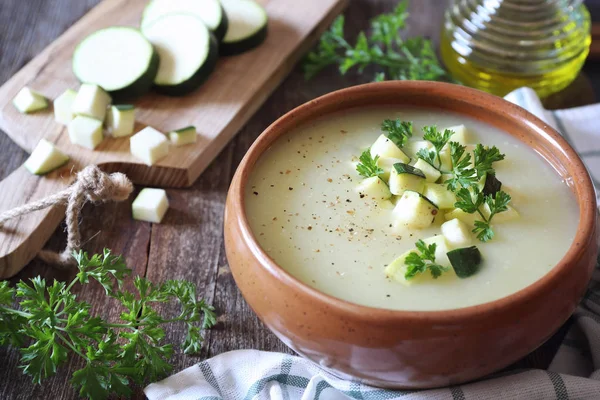 Цуккини вегетарианский сливочный суп, соус петрушки — стоковое фото