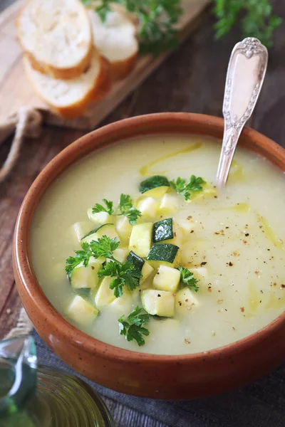 Zucchini Gemüsecremesuppe mit Petersilie und Olivenöl-Dressing — Stockfoto