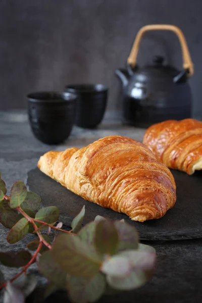 Två färska croissanter och tekanna — Stockfoto