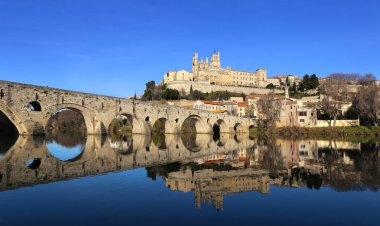 France. Winter Beziers city, Occitanie region. Ancient bridge and cathedral, reflection clipart