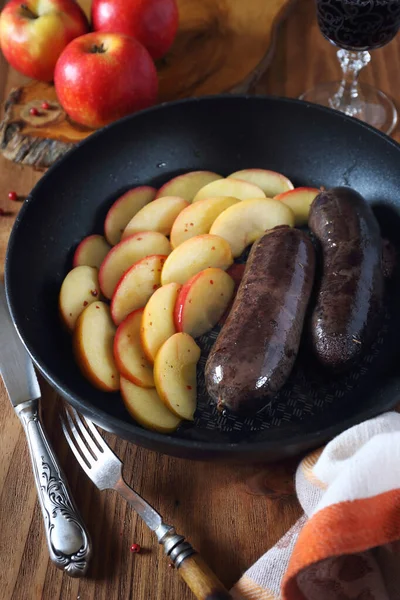 Жареная кровяная колбаса и яблоки — стоковое фото