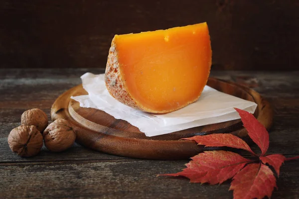 ミモレット チーズとクルミ — ストック写真