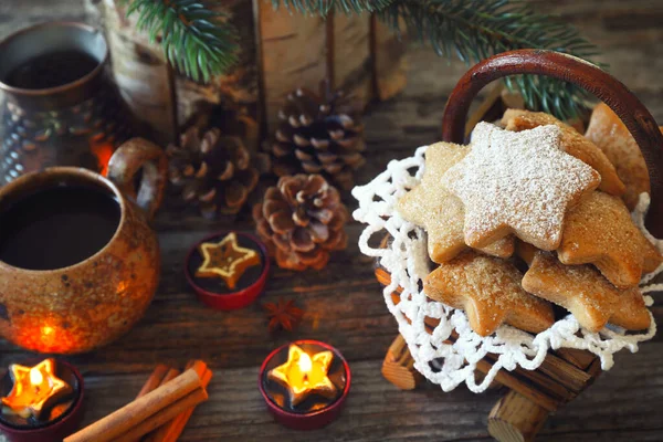 Kopje koffie en kerstkaneel koekjes — Stockfoto