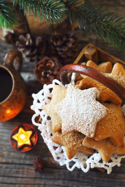 Kopje koffie en kerstkaneel koekjes — Stockfoto