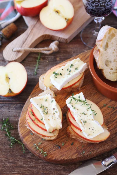 Apples and Camembert cheese bread toast and glass of red wine — Stock Photo, Image