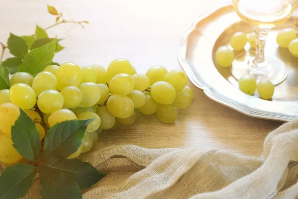 Fresh green grapes and glass of white wine — Stock Photo, Image