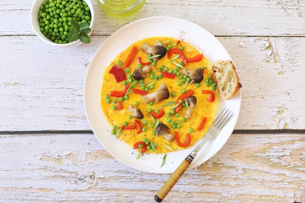 Omelet Con Piselli Verdi Peperone Rosso Funghi Una Ricca Colazione — Foto Stock