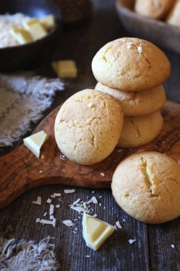 Beyaz çikolatalı hindistan cevizli kurabiye. Tonu ayarlanmış resim