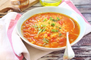 Ev yapımı baharatlı bezelye çorbası, domates, zeytinyağı ve ekmek. Kırsal biçim