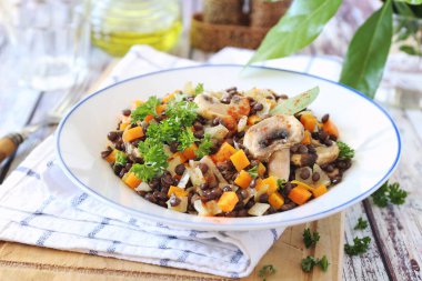 Sıcak mercimek salatası, havuç ve kızarmış mantar, maydanoz sosu.